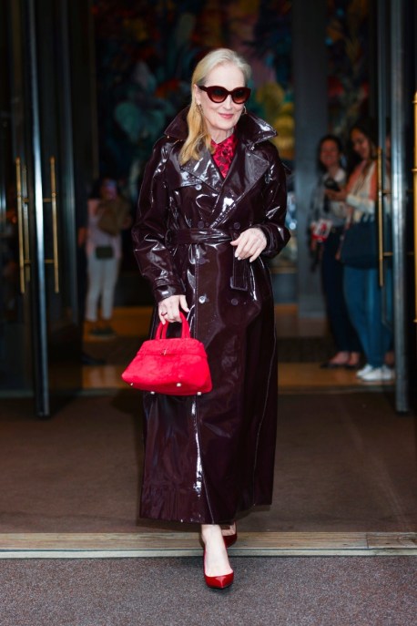 Meryl Streep, il trench in vinile rosso che anticipa il power dressing ne Il Diavolo Veste Prada 2