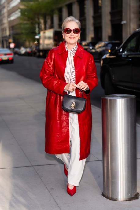 Meryl Streep, il trench in vinile rosso che anticipa il power dressing ne Il Diavolo Veste Prada 2