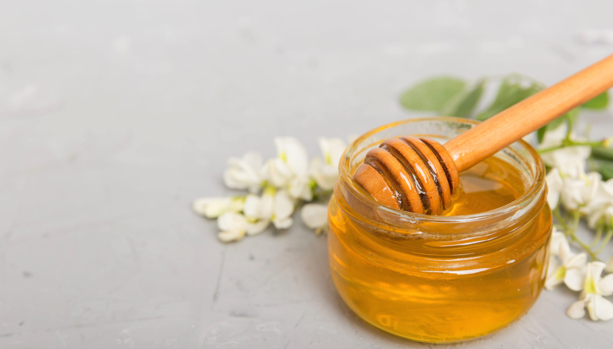 Il miele è meglio dello zucchero? Cosa fa ingrassare meno