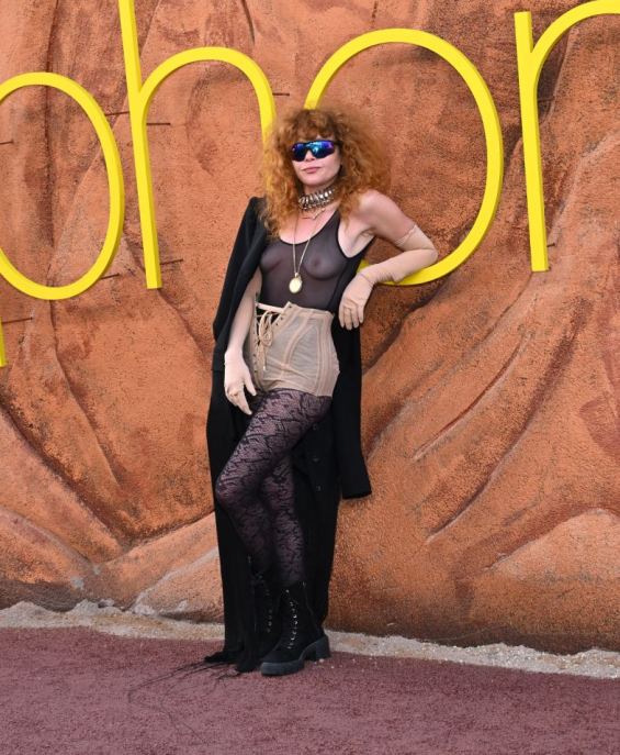 Natasha Lyonne oscura tutte in total lingerie alla premiere di "Euphoria 3"