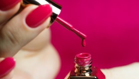 Vietati smalti e gel glitterati dal primo maggio e nuove regole Ue sulle profumazioni