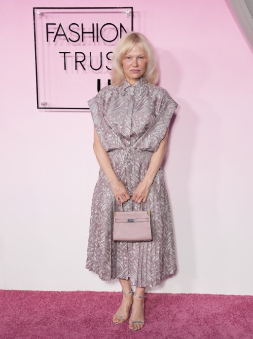 Dove Cameron e Pamela Anderson, nude look e generazioni a confronto ai Fashion Trust Awards 2026