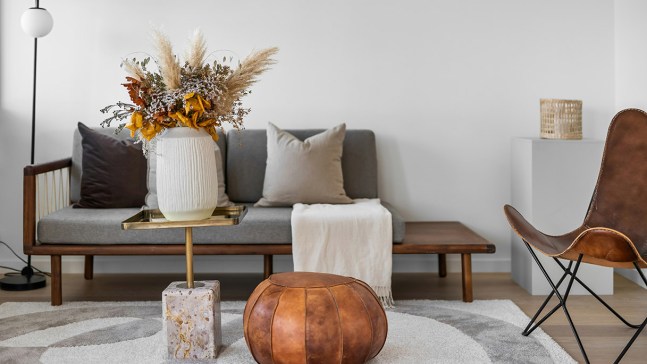 Il poggiapiedi torna e ridisegna il soggiorno che amiamo vivere