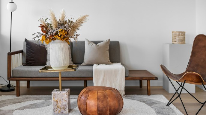 Il poggiapiedi torna e ridisegna il soggiorno che amiamo vivere