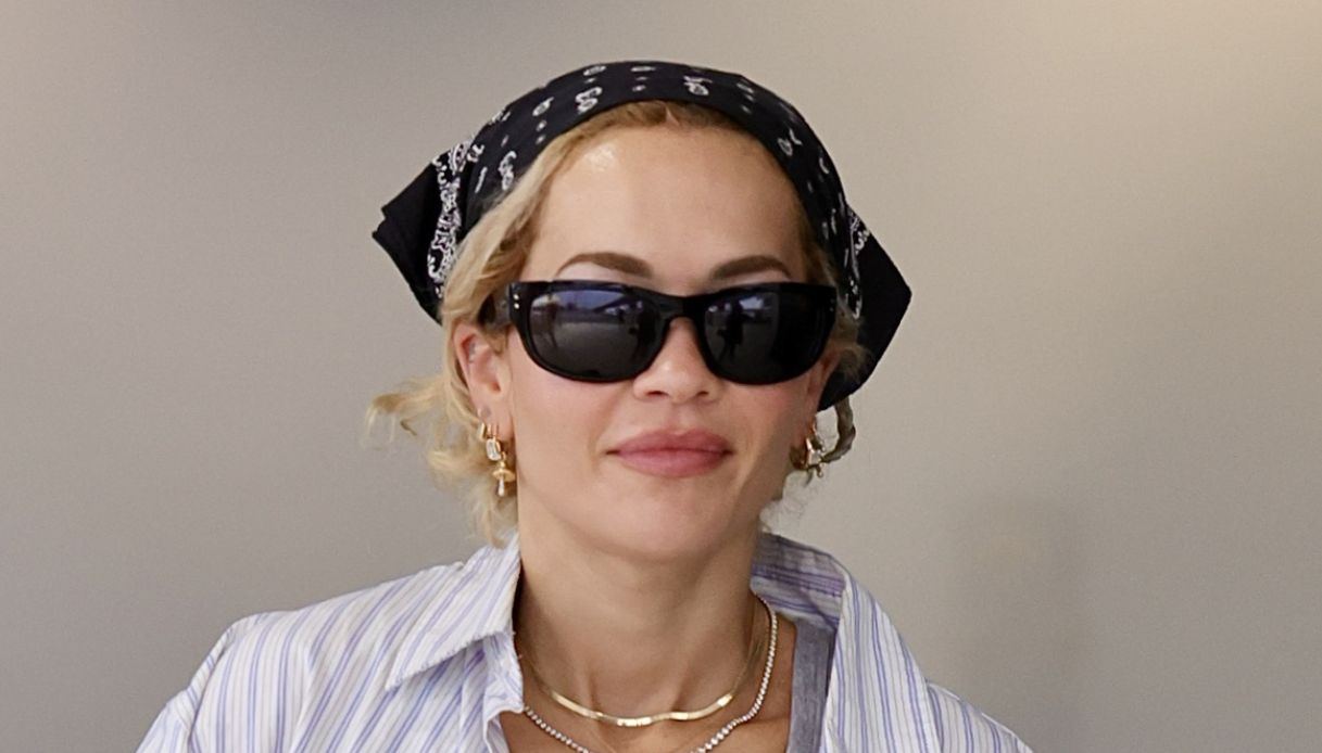 Rita Ora con una bandana rosa
