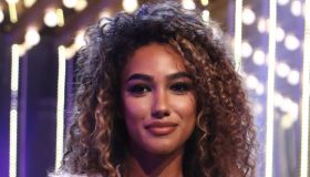 La Ruota della Fortuna, Samira Lui come Malgioglio e Gerry la punzecchia: “Sono come i miei”