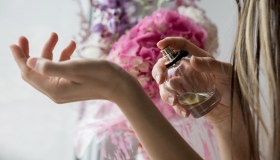 Shadowing, il trucchetto con i profumi che promette di far durare la tua fragranza da mattina a sera. Anche con i primi caldi