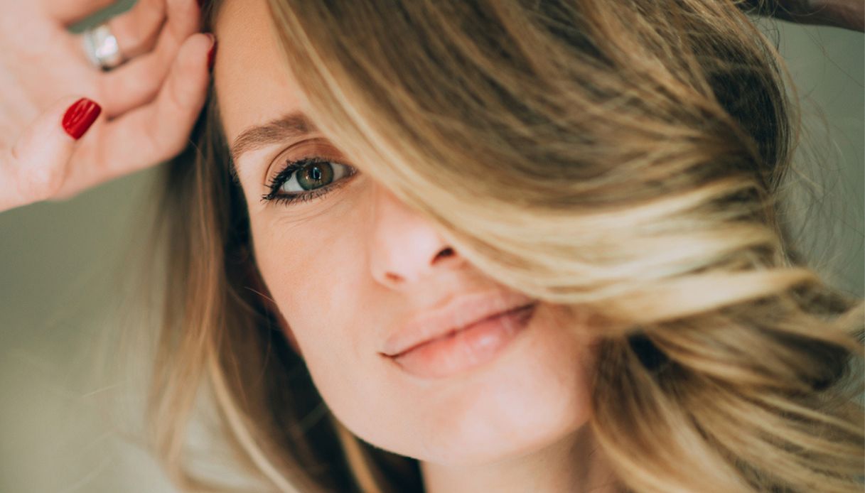 Capelli folti e lunghi in 8 settimane: il set siero e shampoo funziona e lo paghi solo 16 euro