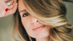 Capelli folti e lunghi in 8 settimane: il set siero e shampoo funziona e lo paghi solo 16 euro