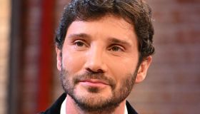 Affari Tuoi, Stefano De Martino lascia la conduzione a Herbert e balla. Poi la gaffe