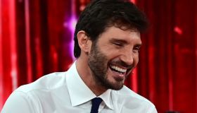 Stasera tutto è possibile, pagelle del 15 aprile: Ema Stokholma bacia Paolantoni (8), Rocio punzecchia De Martino (7)