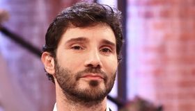 Affari Tuoi, Stefano De Martino consola la campionessa olimpica e svela il bizzarro record