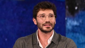 Affari Tuoi, Stefano De Martino annuncia il nuovo tatuaggio e prende in giro Gerry Scotti