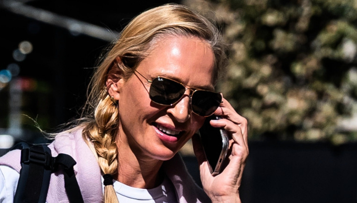 Uma Thurman, il completo casual chic per la primavera: da copiare