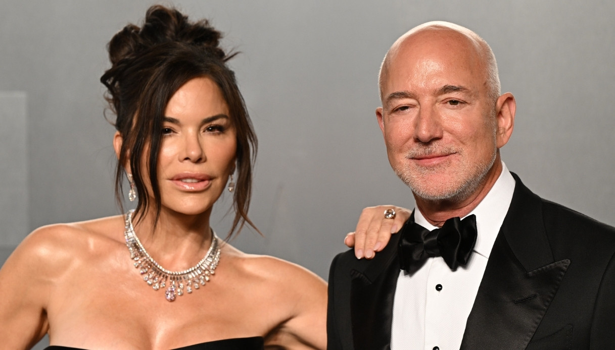 #acasadi Jeff Bezos, la villa a Beverly Hills tra cascate, campi da tennis e una navicella spaziale