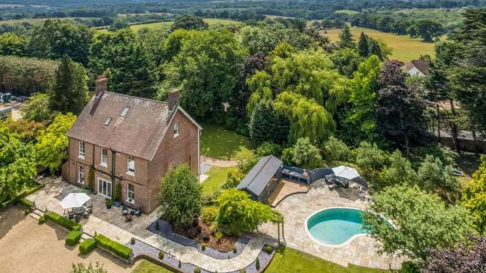 Whitelands, in vendita la casa georgiana che ha un legame speciale con James Bond