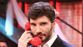 Affari Tuoi, Stefano De Martino bacchetta Francesca. Poi l'abbraccio finale