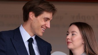 Alexandra di Hannover, sguardi innamorati e look esagerato