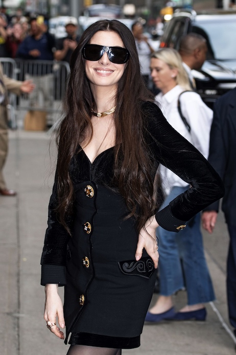 Anne Hathaway a New York con capelli lunghi e abito nero Versace davanti agli studi televisivi
