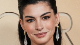 Anne Hathaway dice addio ad Andy Sachs e debutta con una nuova immagine