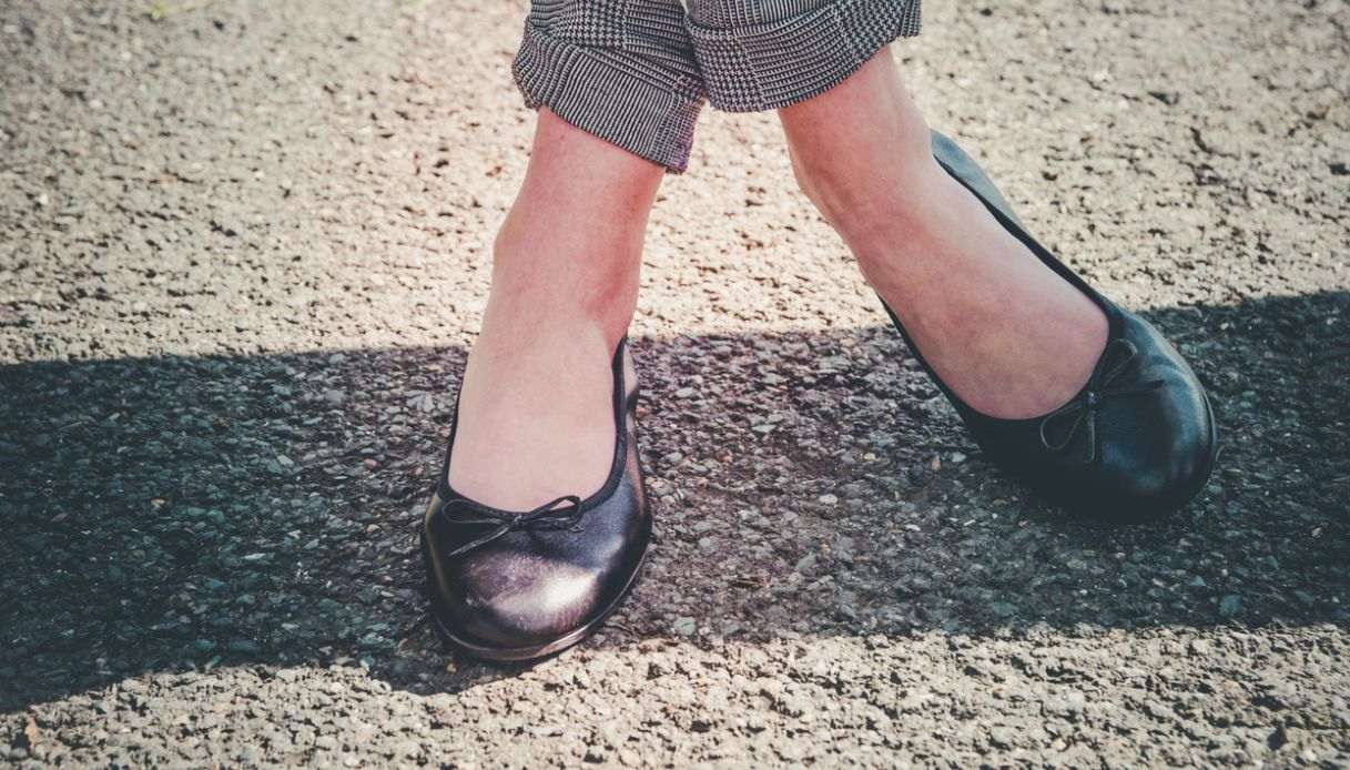 Effortless ma chic. Le ballerine nere sono, ancora, il capo must have della stagione. 14 modelli sotto i 20 euro su cui puntare ora