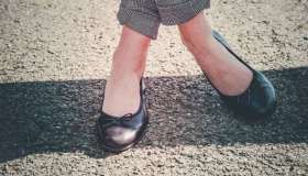 Effortless ma chic. Le ballerine nere sono, ancora, il capo must have della stagione. 14 modelli sotto i 20 euro su cui puntare ora