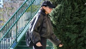 La borsa tracolla a mezzaluna diventa sporty, ma sempre chic. 3 modi per indossarla e portarla sempre con te