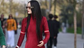 L’effetto specchio è passato di moda. Ora puntiamo ai capelli lisci e lucenti come i diamanti, e basta un prodotto