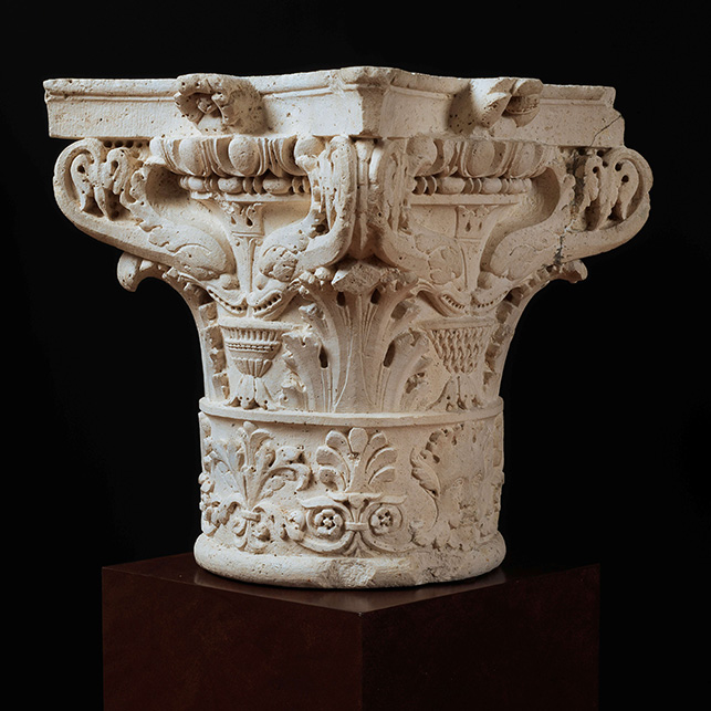 capitello in pietra d'Istria tardomedievale con decorazioni ad acanto esposto a Salone Raritas al Salone del Mobile 2026