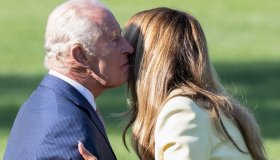 Re Carlo bacia Melania in America, Camilla debutta in rosa e poi copia Lady Trump