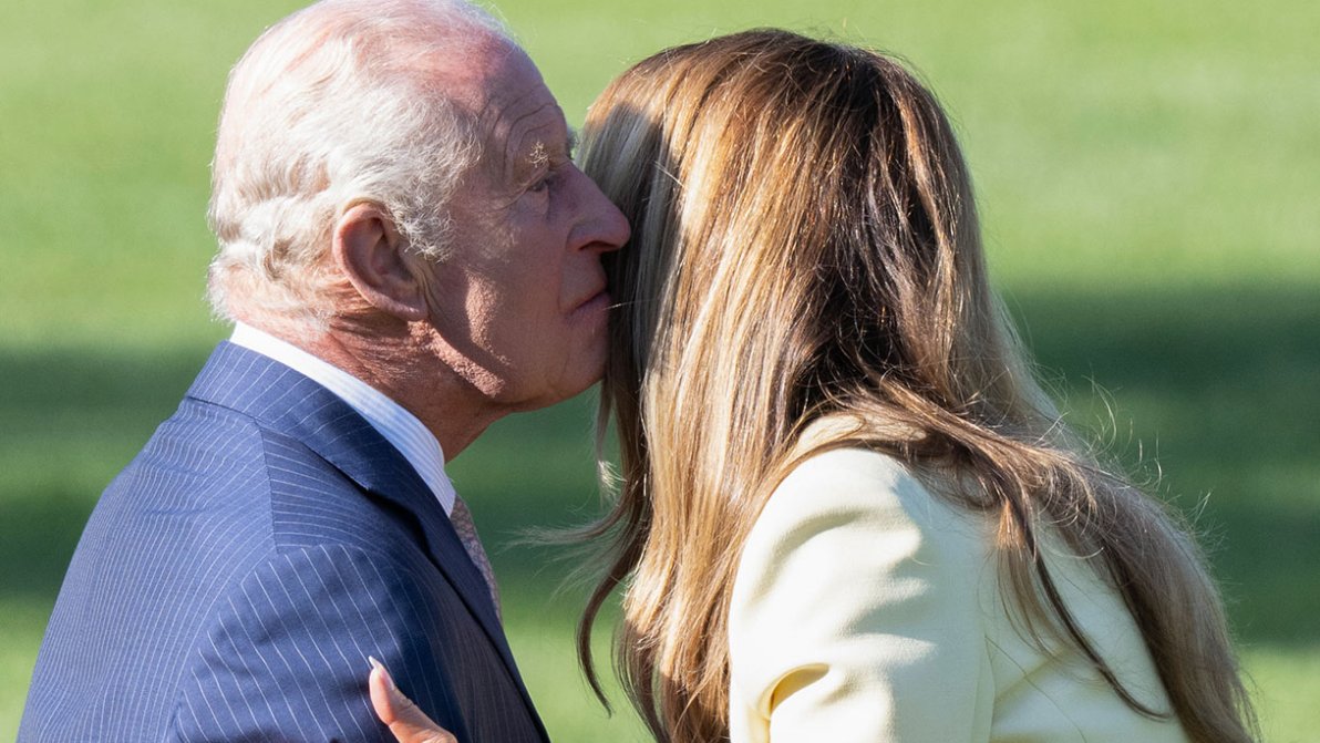 Re Carlo bacia Melania in America, Camilla debutta in rosa e poi copia Lady Trump