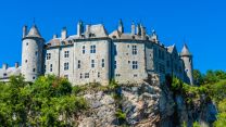 Castello di Walzin, abbarbicato sulla roccia con le sue molteplici torri