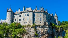 Castello di Walzin, abbarbicato sulla roccia con le sue molteplici torri