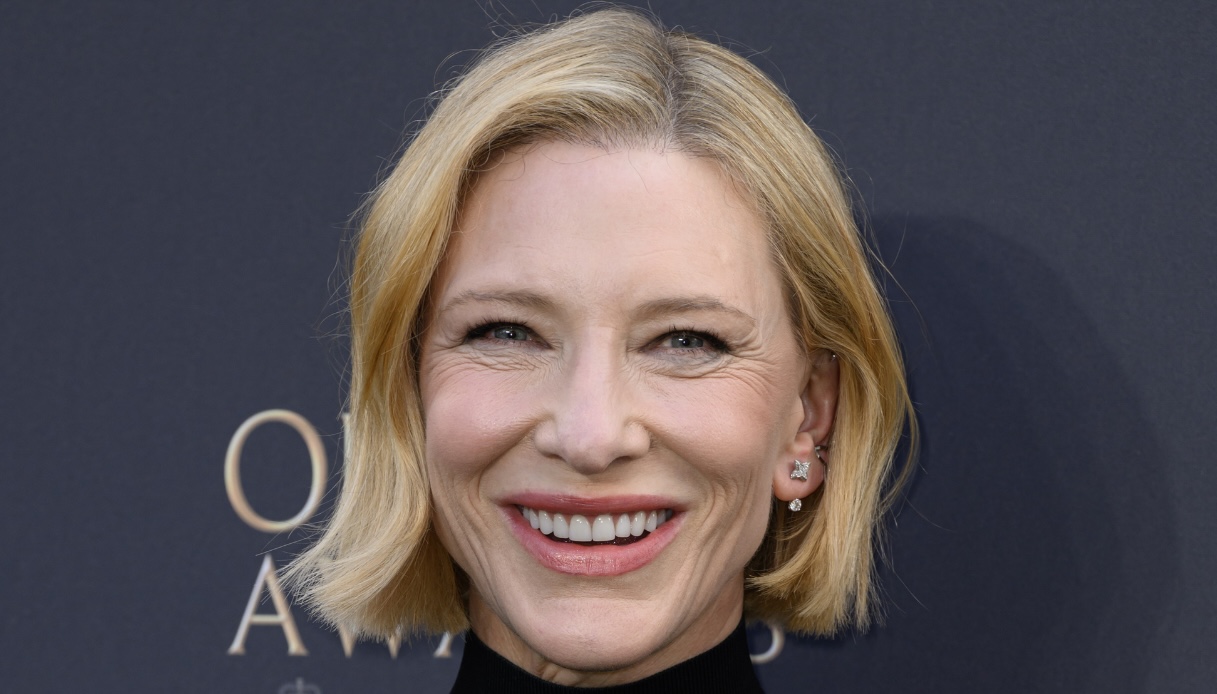 Cate Blanchett osa con i cut-out agli Olivier Awards: l’abito che lascia intravedere l’ombelico