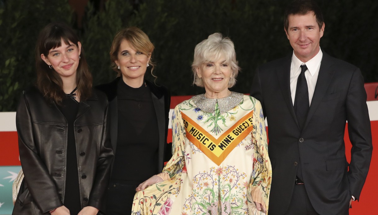 Filippo Sugar sul rec carpet con la madre Caterina Caselli, la moglie Maria Novella Vigan&ograve; e la figlia Greta