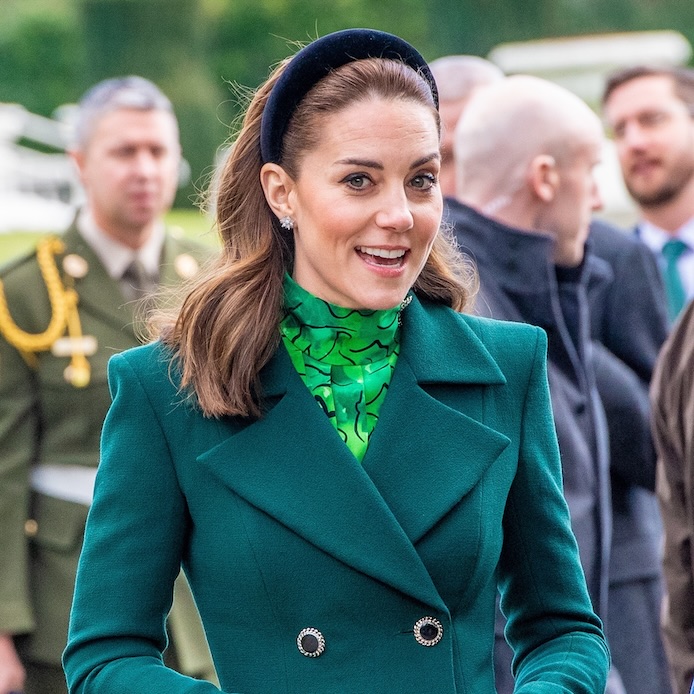Kate Middleton con cappotto verde e cerchietto in velluto nero a evento ufficiale