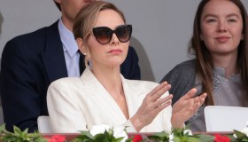 Charlotte Casiraghi evita l’incidente e fa sparire il fidanzato. Charlene di Monaco gelida