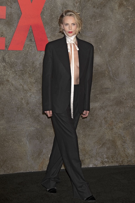 Charlize Theron alla premi&egrave;re di Apex a New York con blazer Dior nero indossato a pelle e gorgiera plissettata bianca