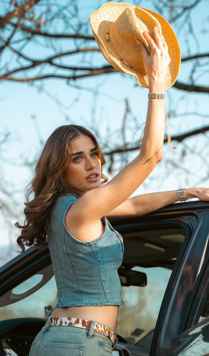 Clara nel videoclip Primadonna