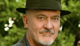 Claudio Bisio, prima il bacio poi lo schiaffo: Uno sbirro in Appennino divide