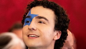 Cosmò all’Eurovision 2026, chi è il cantante dell’Austria