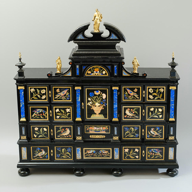 credenza barocca secentesca in impiallacciatura di ebano con pietre dure e bronzo cesellato dorato esposta a Salone Raritas 2026