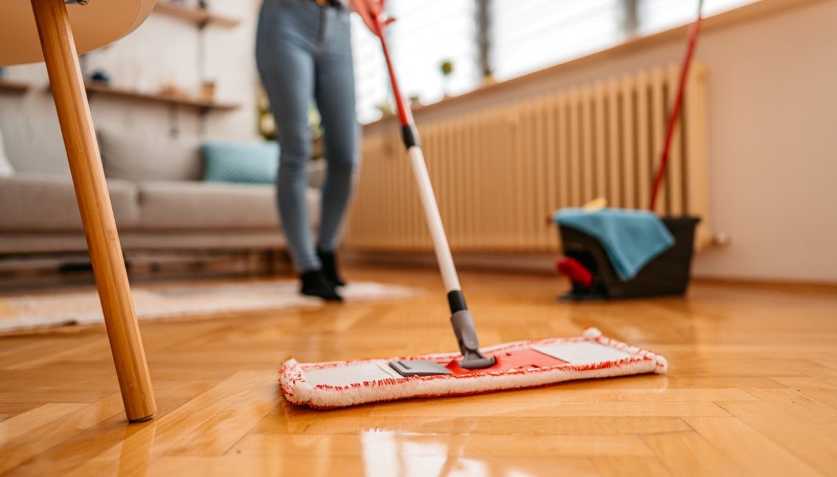 Detersivo per pavimenti fai da te, igienizzante e profumato