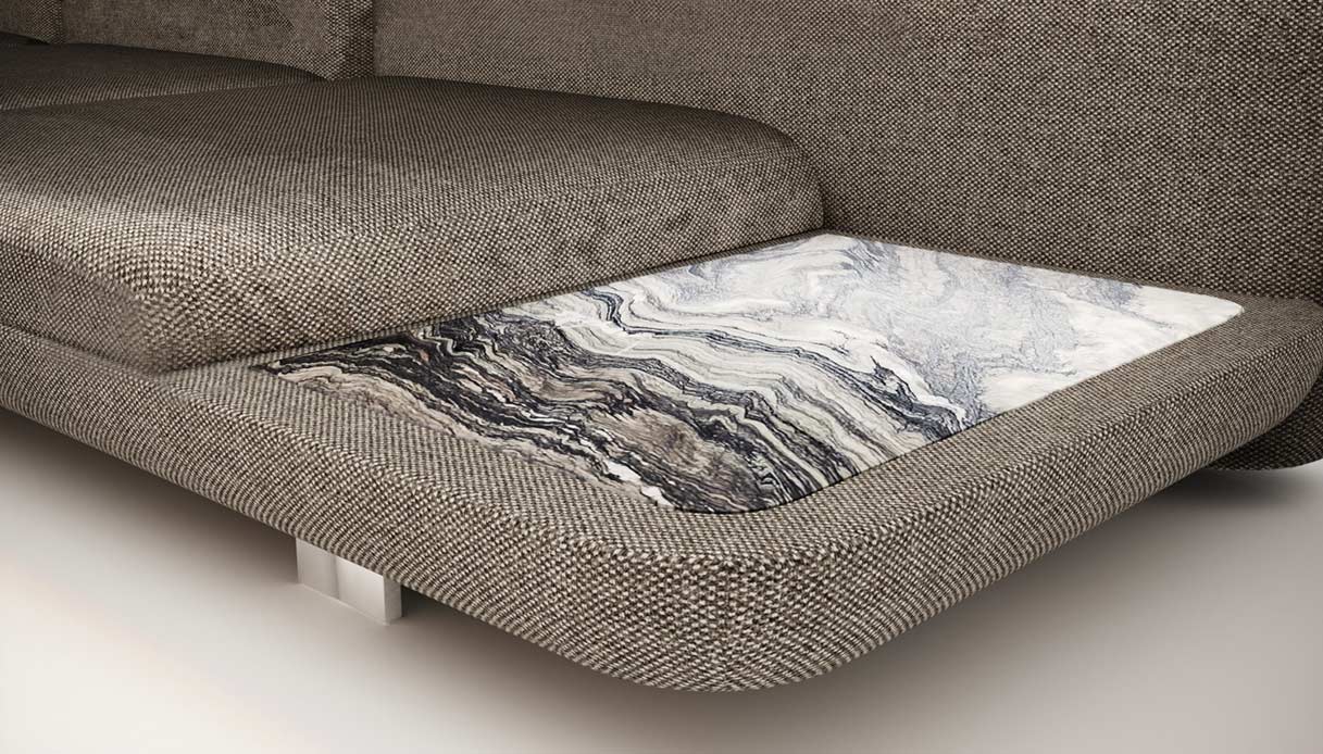 Dettaglio angolo divano Sebastien Diviana con piano integrato in marmo bianco e nero con venature scure incassato nel rivestimento in tessuto boucl&eacute; grigio tortora