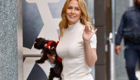 Beverly Hills, Jennie Garth sfoggia il total white e ci svela il capo effortless della primavera: il dolcevita a mezze maniche bianco che sta bene a tutte