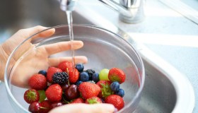 Cresce l’allarme Epatite A: la mappa del rischio in Italia e quali sono i cibi a cui prestare attenzione