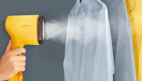 Questo ferro da stiro verticale a vapore, che porti dove vuoi, è perfetto anche per chi odia stirare (e costa pochissimo)