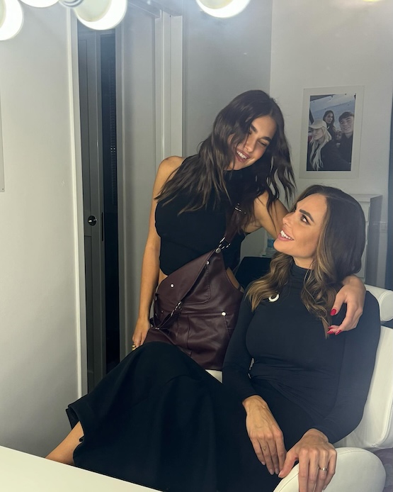 Ilary Blasi e Chanel Totti insieme con look neri coordinati in stile moderno