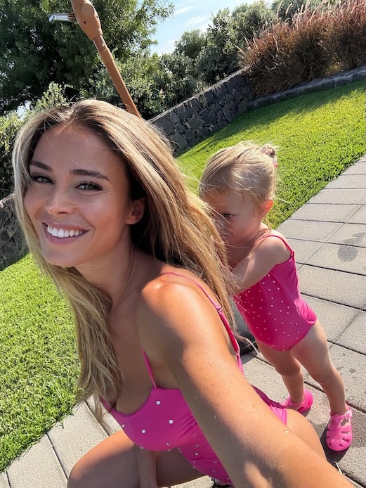 Diletta Leotta con la figlia Aria all&rsquo;aperto con costumi rosa coordinati