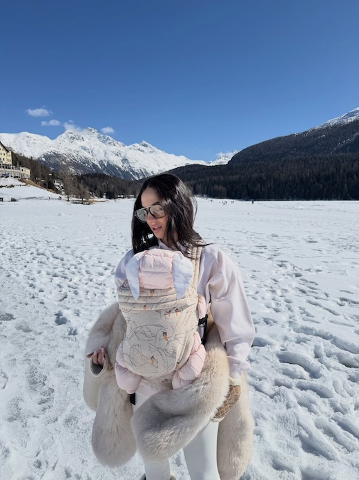 Giulia De Lellis con la figlia Priscilla in montagna con look coordinati bianco e rosa